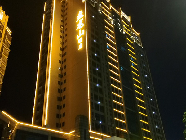 宇泉投光燈：光芒匯聚，萬(wàn)千華彩